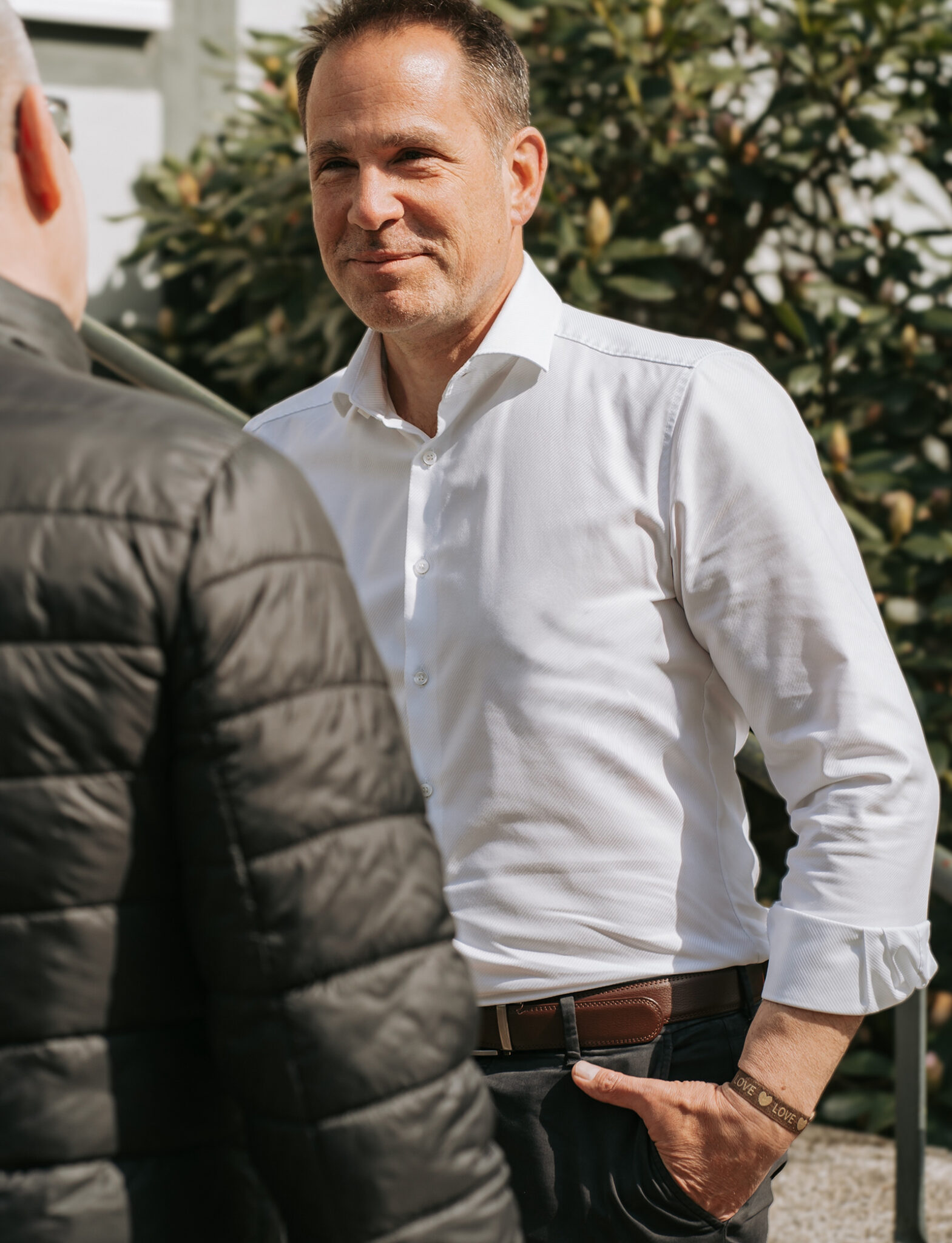 Portraitbild von Tim Mithöfer im Gespräch mit einem Mann